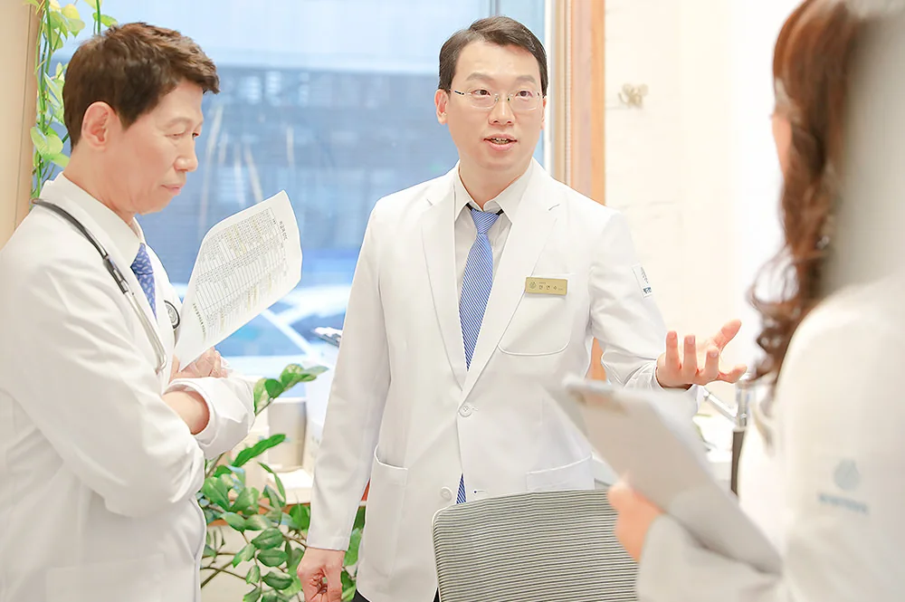 메디람한방병원 의료진 진료 장면 — 크로스디자인 촬영