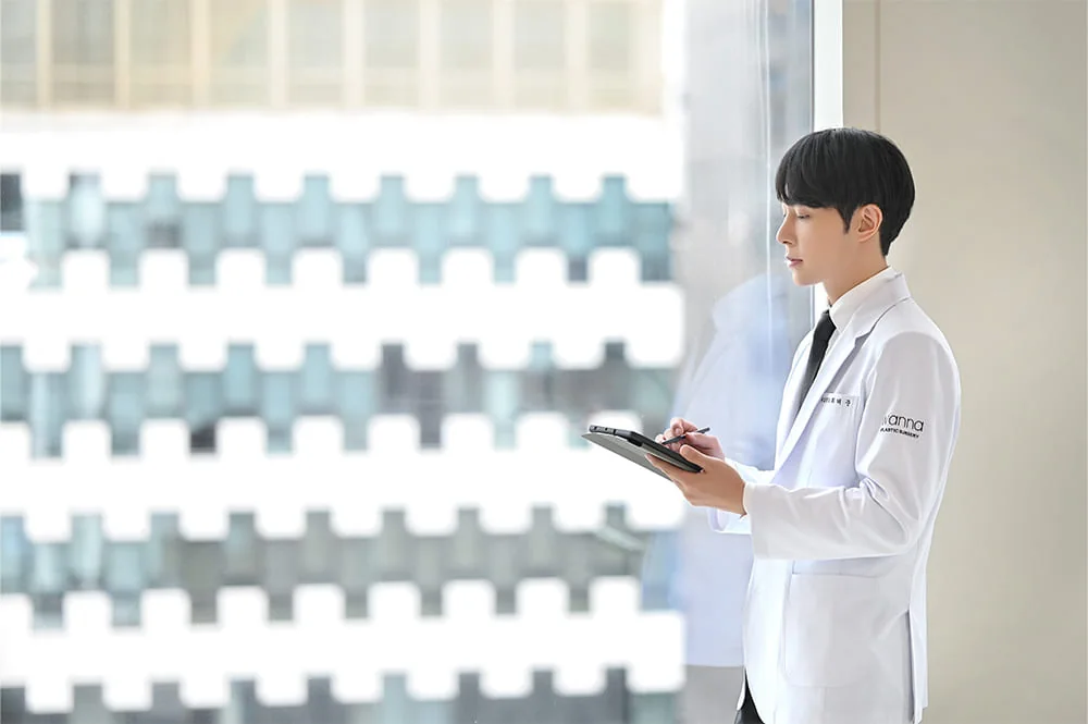 워나성형외과 원장님 상담 장면 — 크로스디자인 촬영